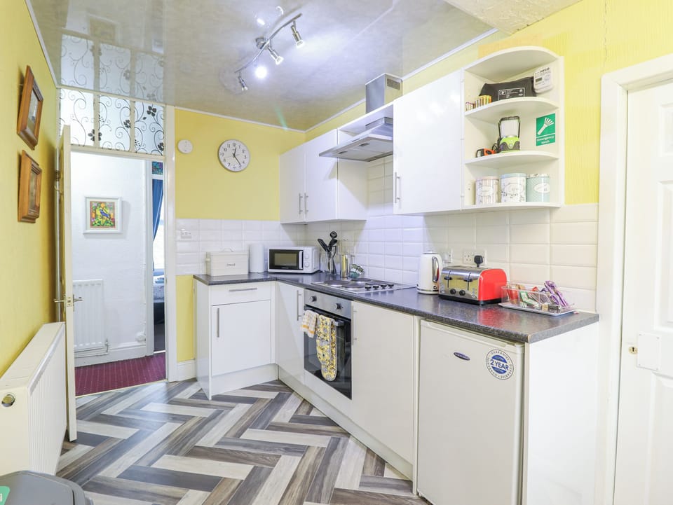 Cottage | Private kitchen | Fridge, microwave, stovetop, electric kettle