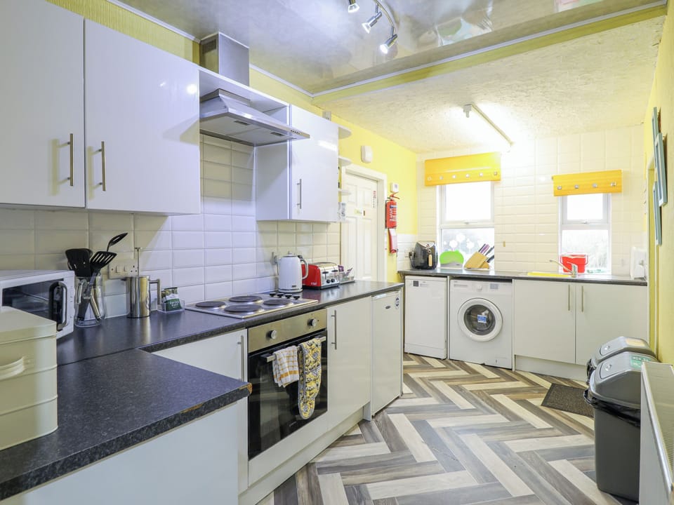 Cottage | Private kitchen | Fridge, microwave, stovetop, electric kettle