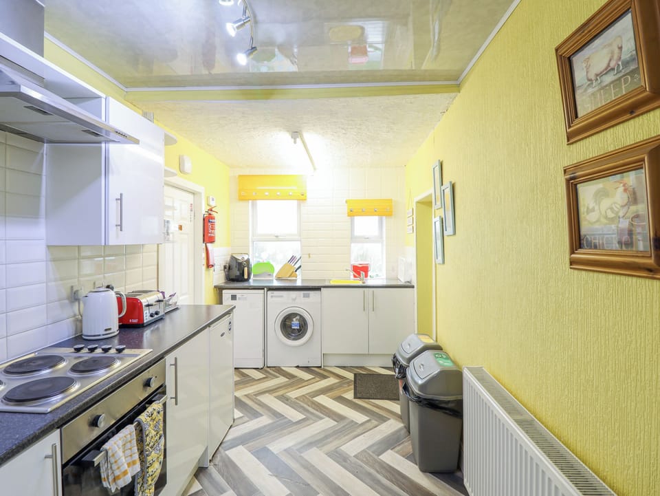 Cottage | Private kitchen | Fridge, microwave, stovetop, electric kettle