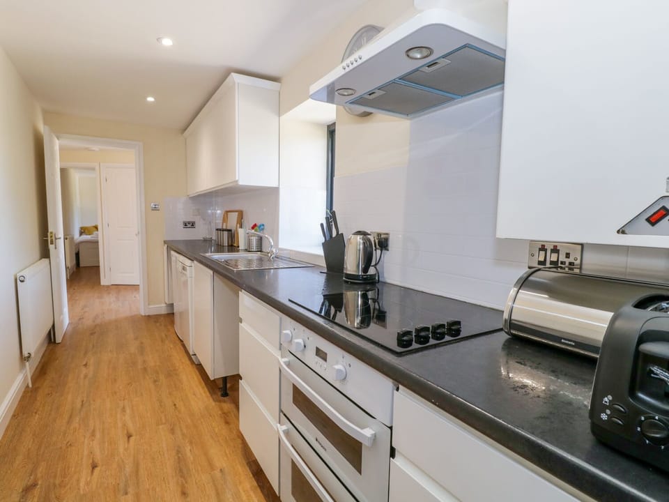 Cottage | Private kitchen | Dishwasher, highchair, cookware/dishes/utensils