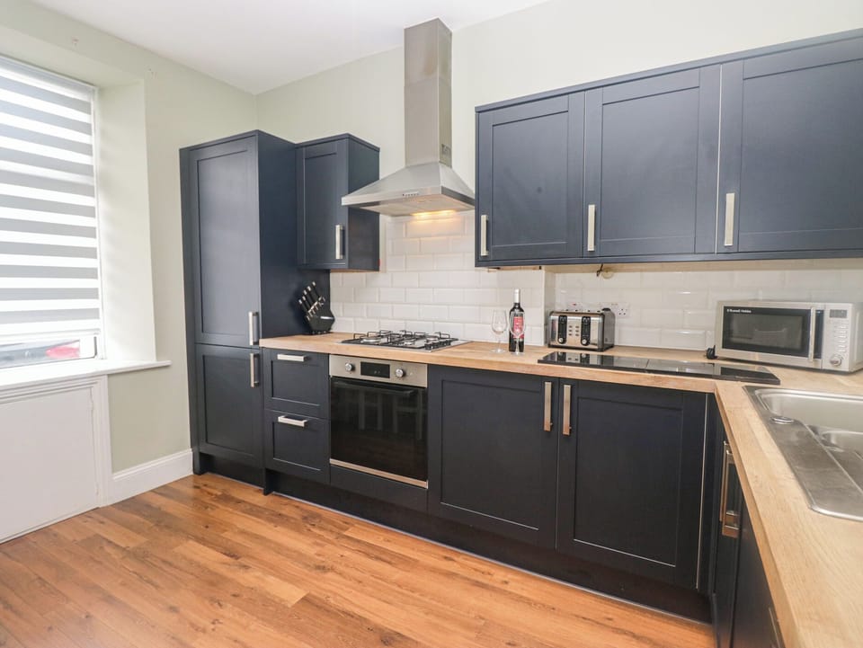 Cottage | Private kitchen | Microwave, stovetop, dishwasher, electric kettle