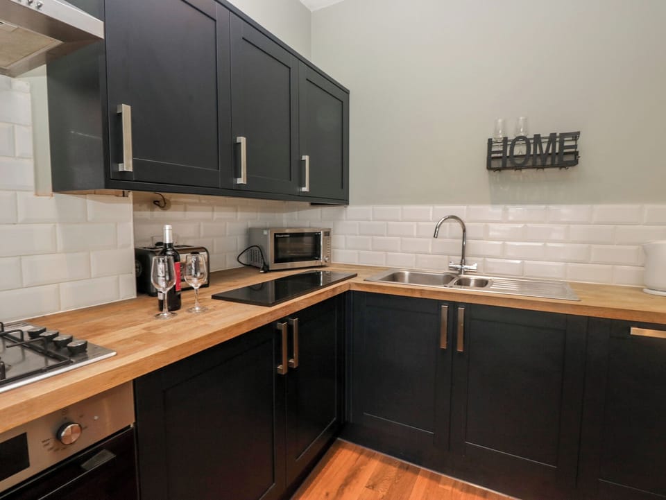 Cottage | Private kitchen | Microwave, stovetop, dishwasher, electric kettle