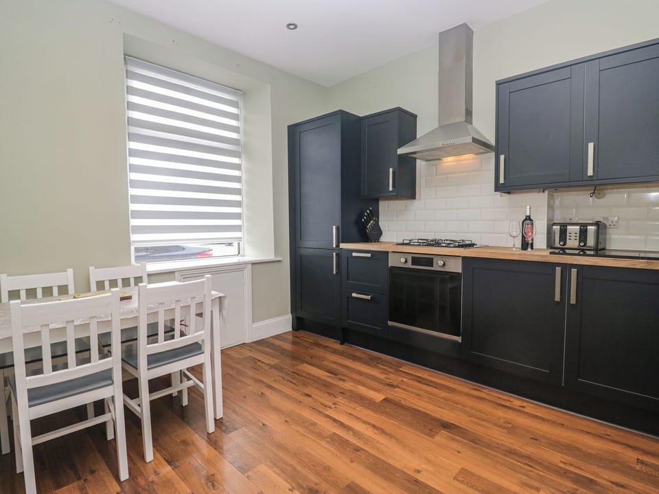 Cottage | Private kitchen | Microwave, stovetop, dishwasher, electric kettle