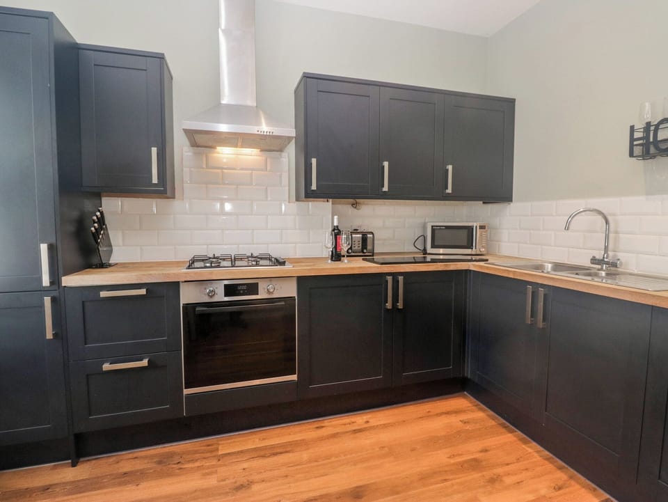 Cottage | Private kitchen | Microwave, stovetop, dishwasher, electric kettle