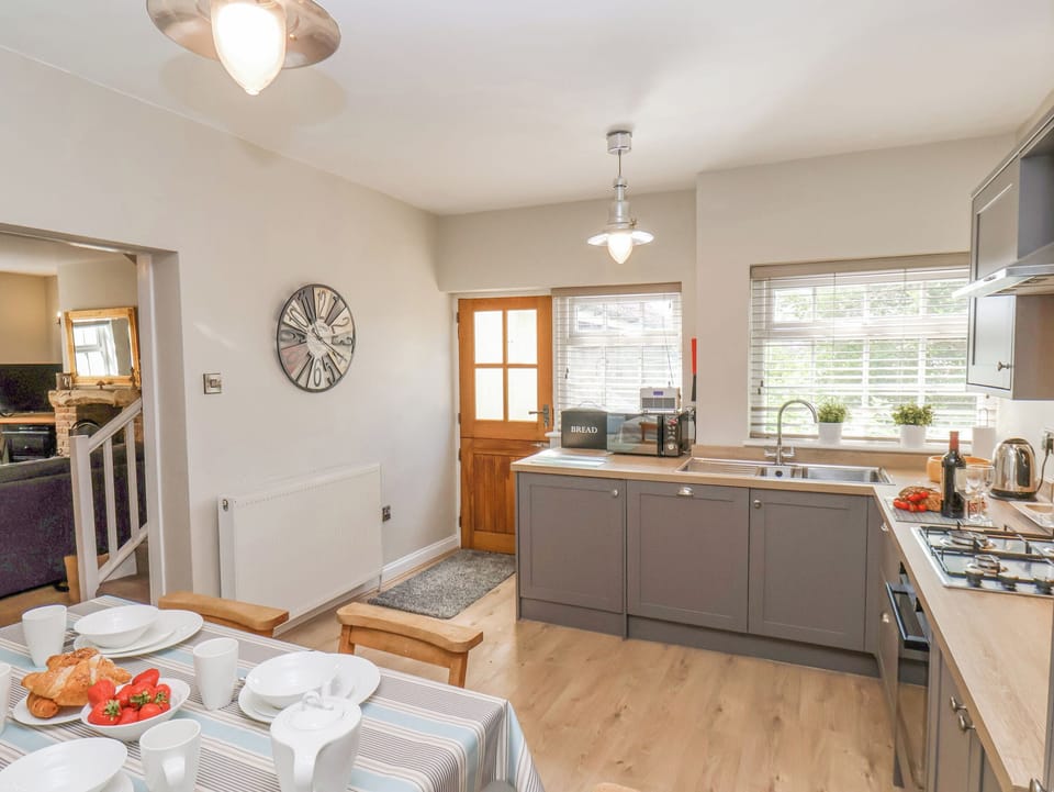 Cottage | Private kitchen | Dishwasher, highchair, cookware/dishes/utensils