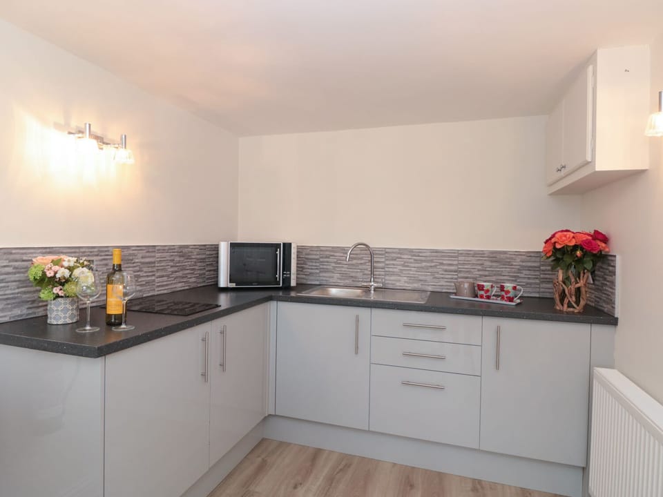 Cottage | Private kitchen | Dishwasher, cookware/dishes/utensils