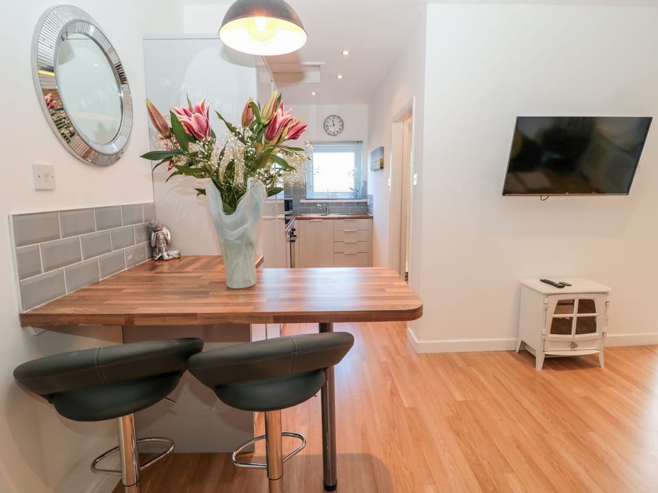 Cottage | Private kitchen | Fridge, cookware/dishes/utensils