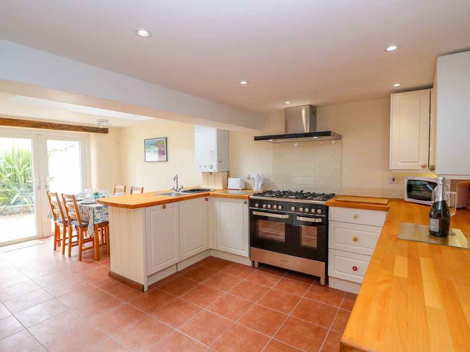 Cottage | Private kitchen | Fridge, microwave, stovetop, dishwasher
