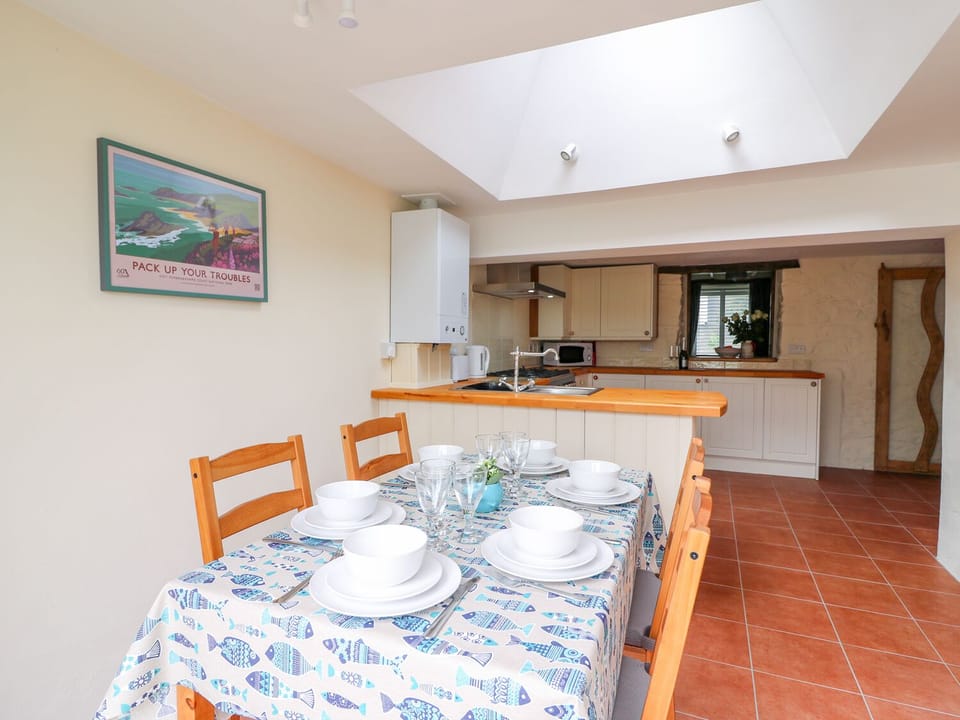 Cottage | Private kitchen | Fridge, microwave, stovetop, dishwasher