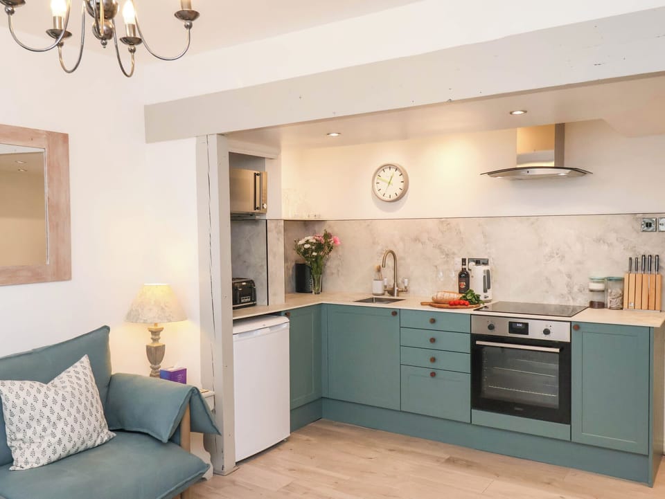 Cottage | Private kitchen | Microwave, cookware/dishes/utensils