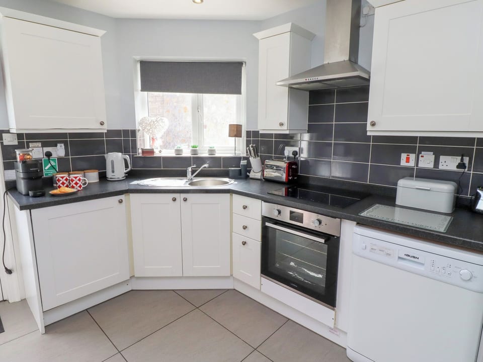 Cottage | Private kitchen | Fridge, microwave, stovetop, dishwasher