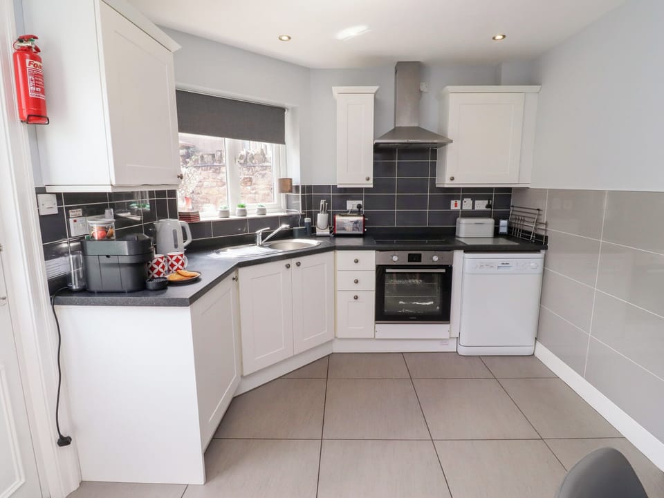 Cottage | Private kitchen | Fridge, microwave, stovetop, dishwasher