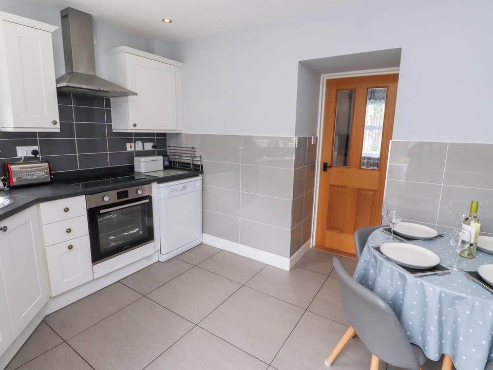 Cottage | Private kitchen | Fridge, microwave, stovetop, dishwasher