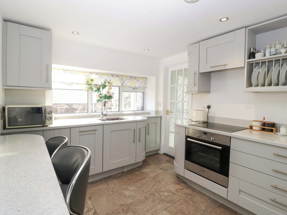 Cottage | Private kitchen | Microwave, stovetop, dishwasher, electric kettle