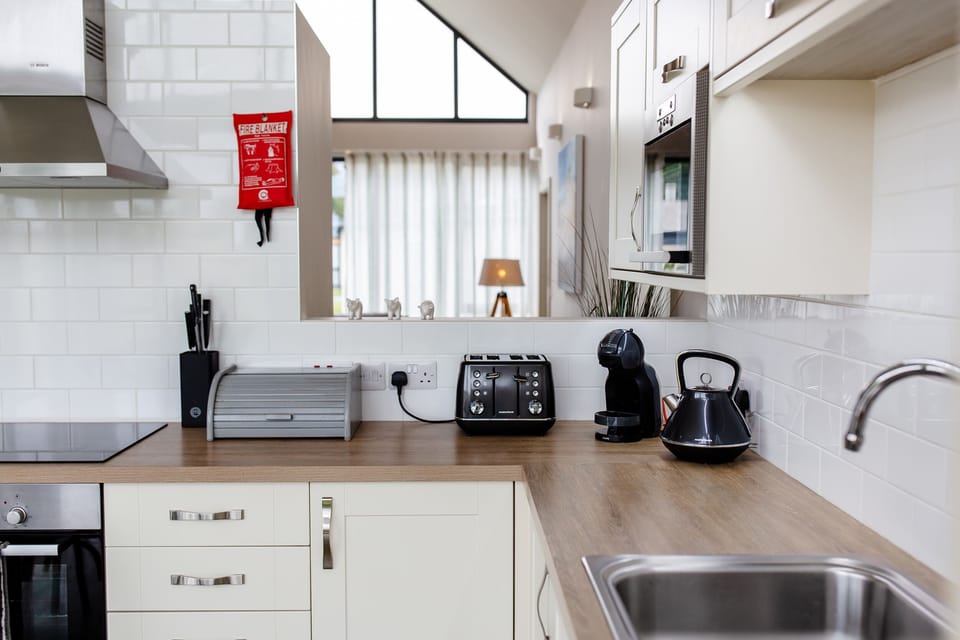 Microwave, dishwasher, electric kettle, toaster