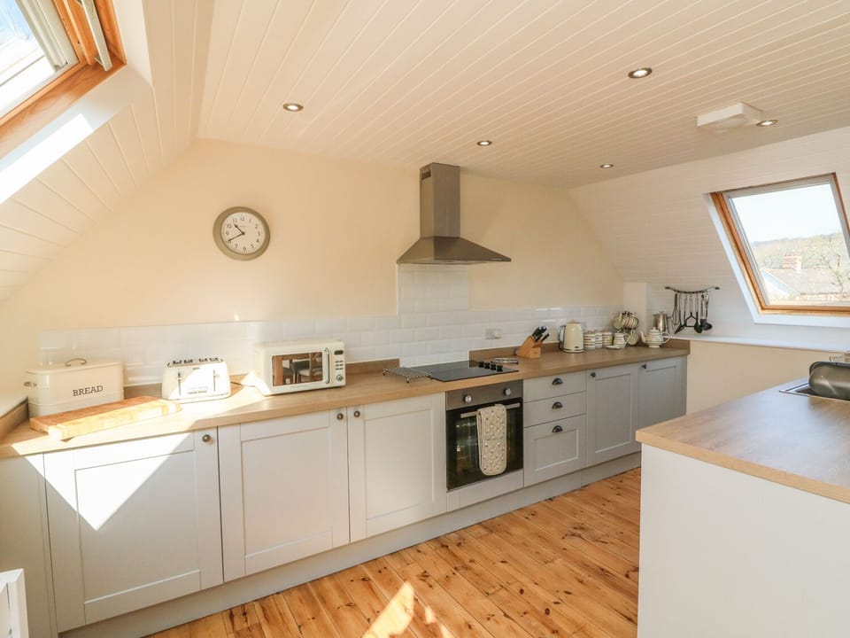 Cottage | Private kitchen | Dishwasher, cookware/dishes/utensils