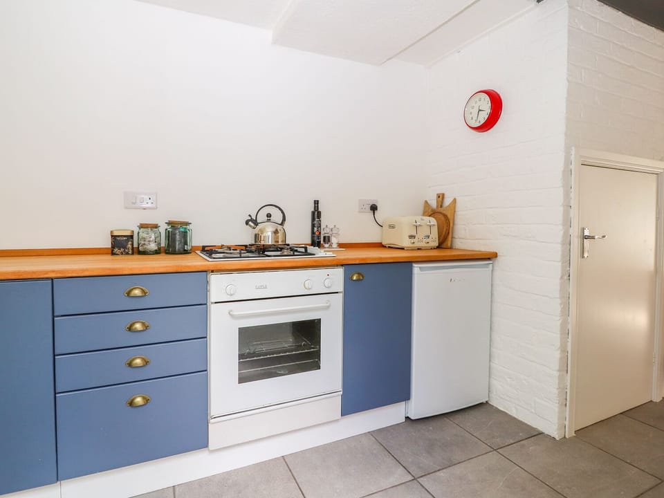 Cottage | Private kitchen | Dishwasher, cookware/dishes/utensils