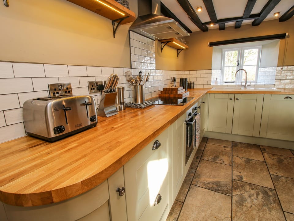 Cottage | Private kitchen | Dishwasher, electric kettle, toaster, cookware/dishes/utensils