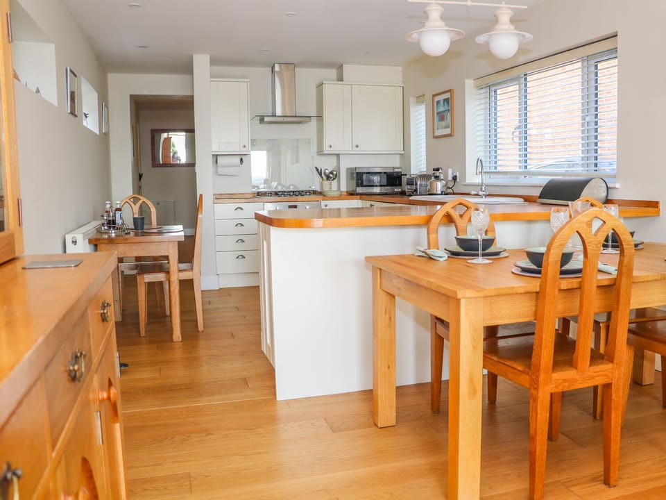 Cottage | Private kitchen | Dishwasher, cookware/dishes/utensils