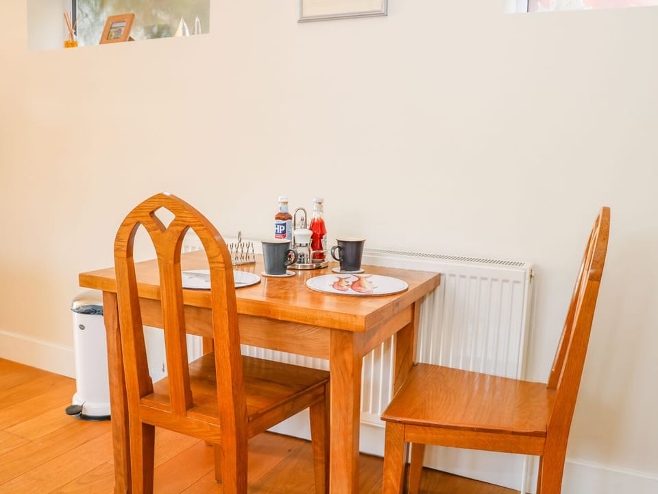 Cottage | Private kitchen | Dishwasher, cookware/dishes/utensils