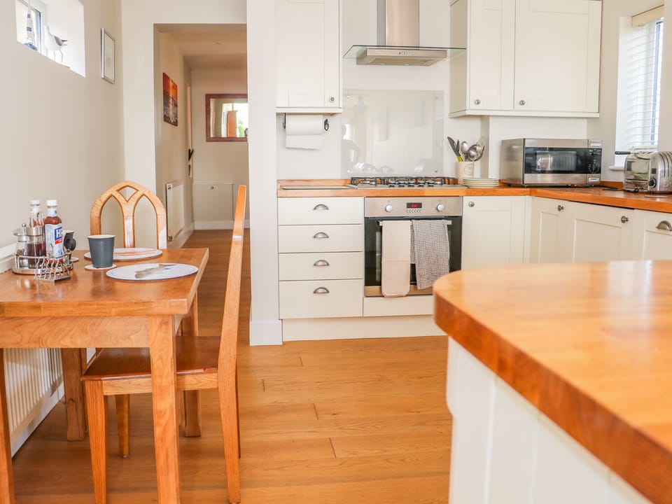 Cottage | Private kitchen | Dishwasher, cookware/dishes/utensils