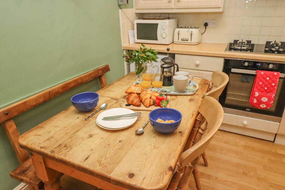 Cottage | Private kitchen | Microwave, dishwasher, highchair, cookware/dishes/utensils
