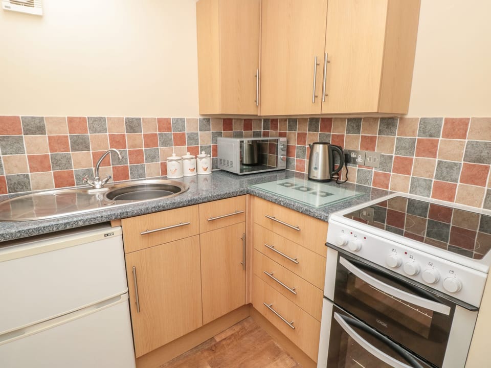 Cottage | Private kitchen | Electric kettle, toaster, cookware/dishes/utensils