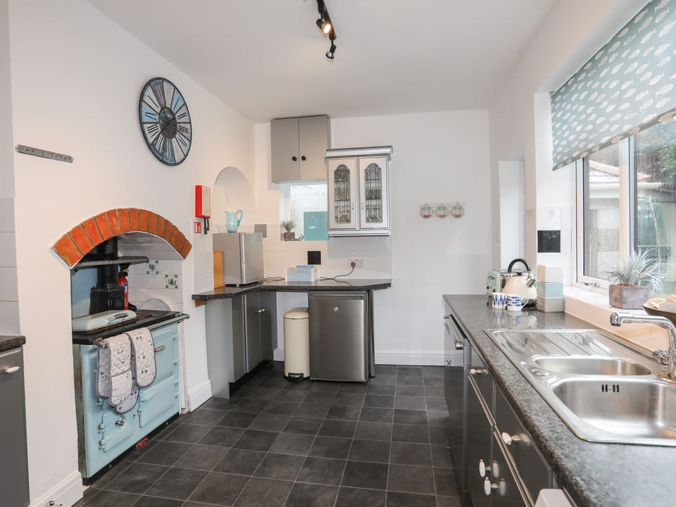 Cottage | Private kitchen | Dishwasher, cookware/dishes/utensils