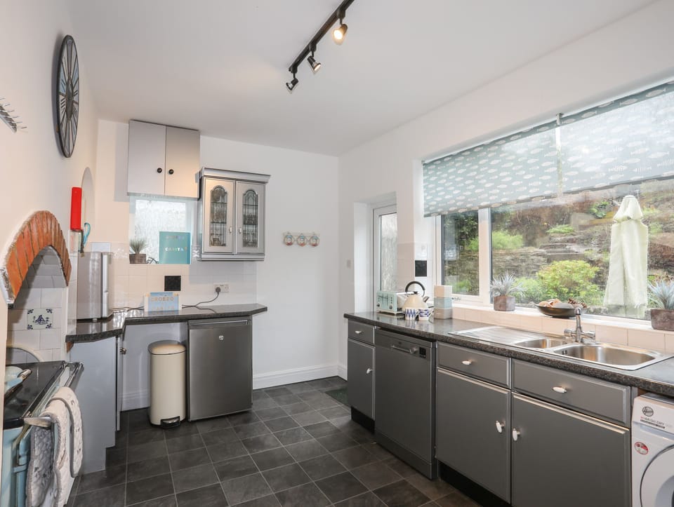 Cottage | Private kitchen | Dishwasher, cookware/dishes/utensils
