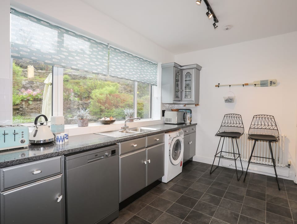 Cottage | Private kitchen | Dishwasher, cookware/dishes/utensils