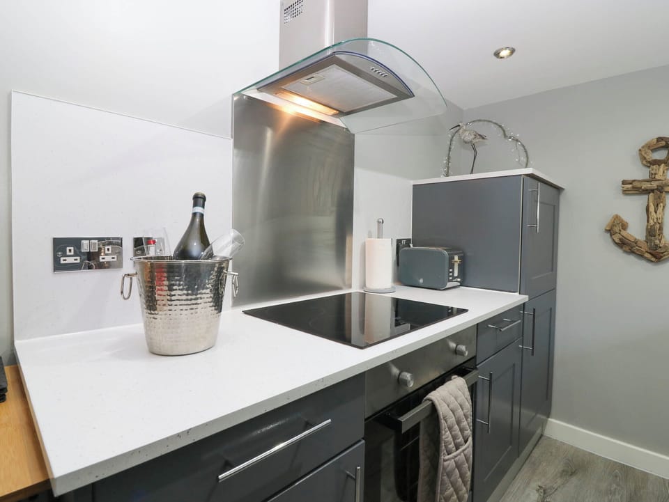 Cottage | Private kitchen | Dishwasher, cookware/dishes/utensils