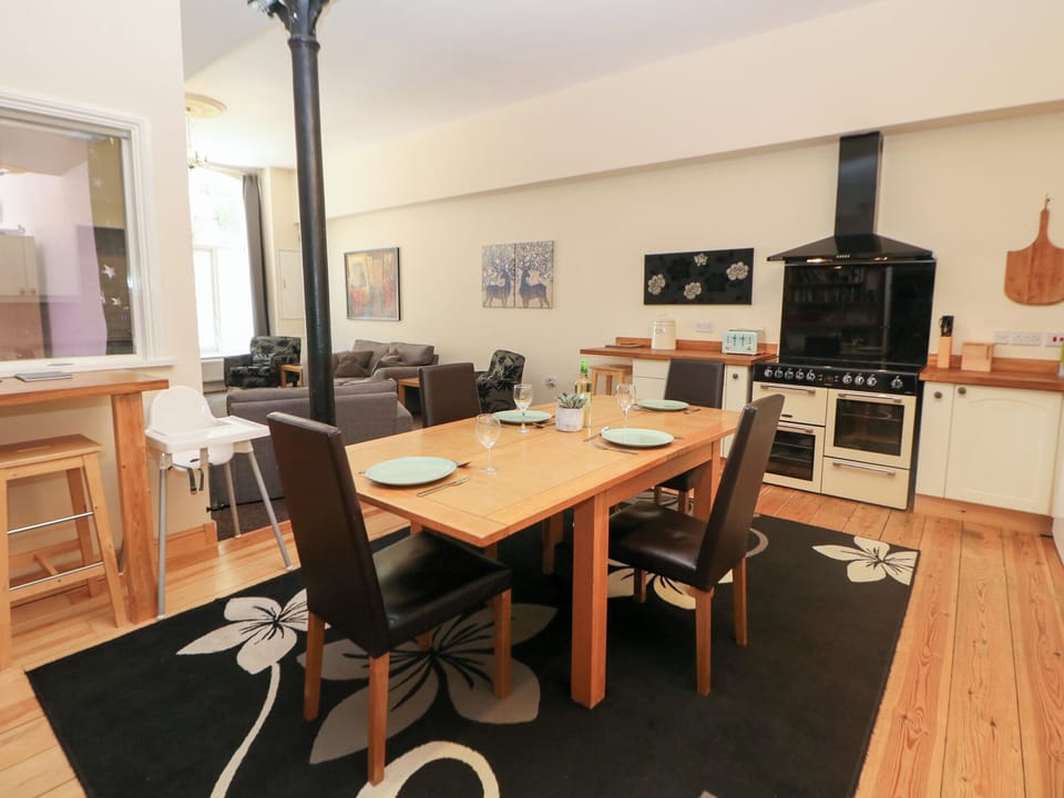 Cottage | Dining