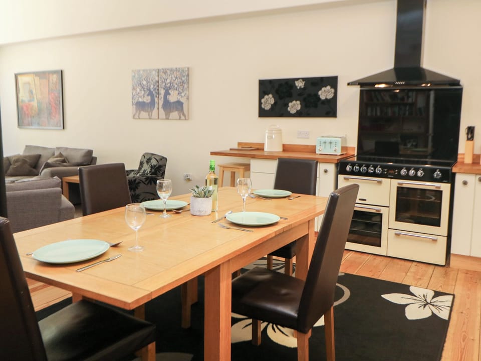 Cottage | Dining