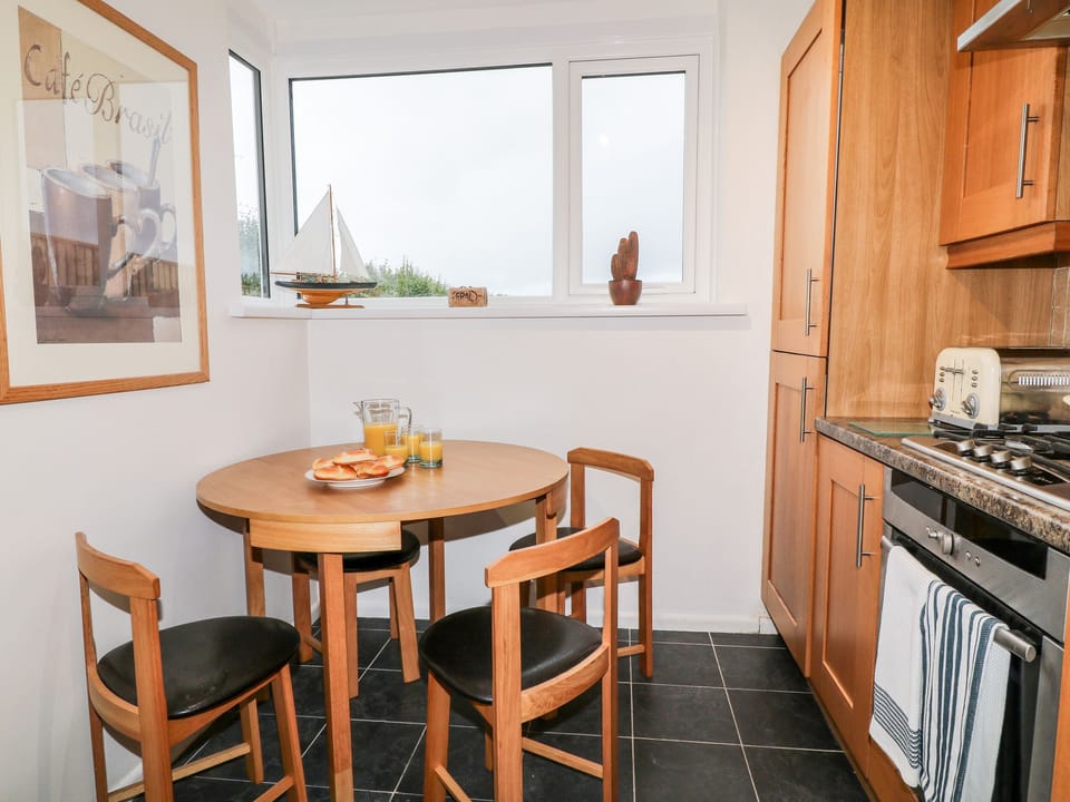 Cottage | Private kitchen | Microwave, stovetop, dishwasher, electric kettle
