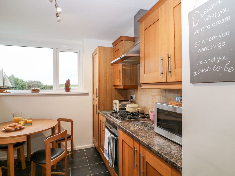 Cottage | Private kitchen | Microwave, stovetop, dishwasher, electric kettle