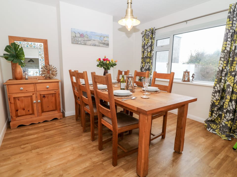 Cottage | Dining