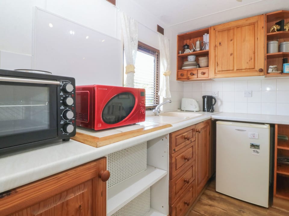 Cottage | Private kitchen | Fridge, microwave, electric kettle, toaster