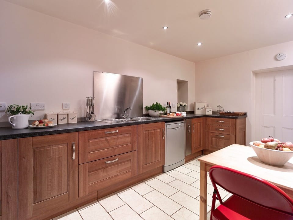 Cottage | Private kitchen | Dishwasher, cookware/dishes/utensils