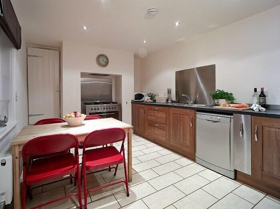 Cottage | Private kitchen | Dishwasher, cookware/dishes/utensils