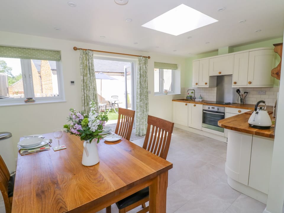 Cottage | Private kitchen | Dishwasher, cookware/dishes/utensils