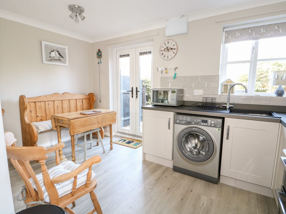 Cottage | Private kitchen | Microwave, electric kettle, toaster, cookware/dishes/utensils
