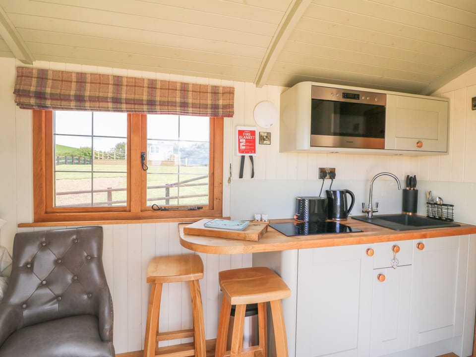 Cottage | Private kitchen | Fridge, microwave, stovetop, cookware/dishes/utensils