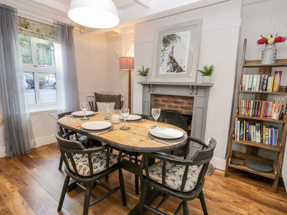 Cottage | Private kitchen | Dishwasher, cookware/dishes/utensils