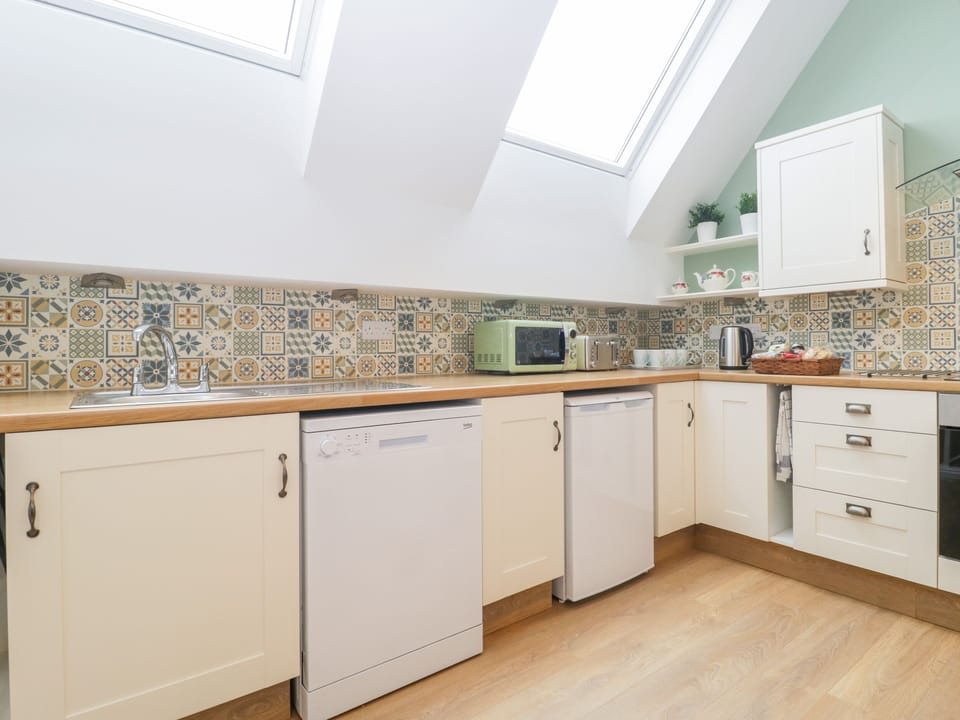 Cottage | Private kitchen | Fridge, microwave, stovetop, dishwasher