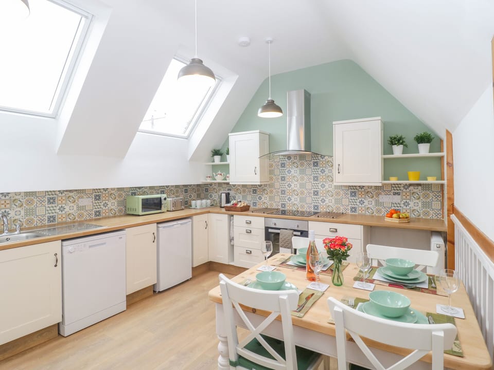 Cottage | Private kitchen | Fridge, microwave, stovetop, dishwasher