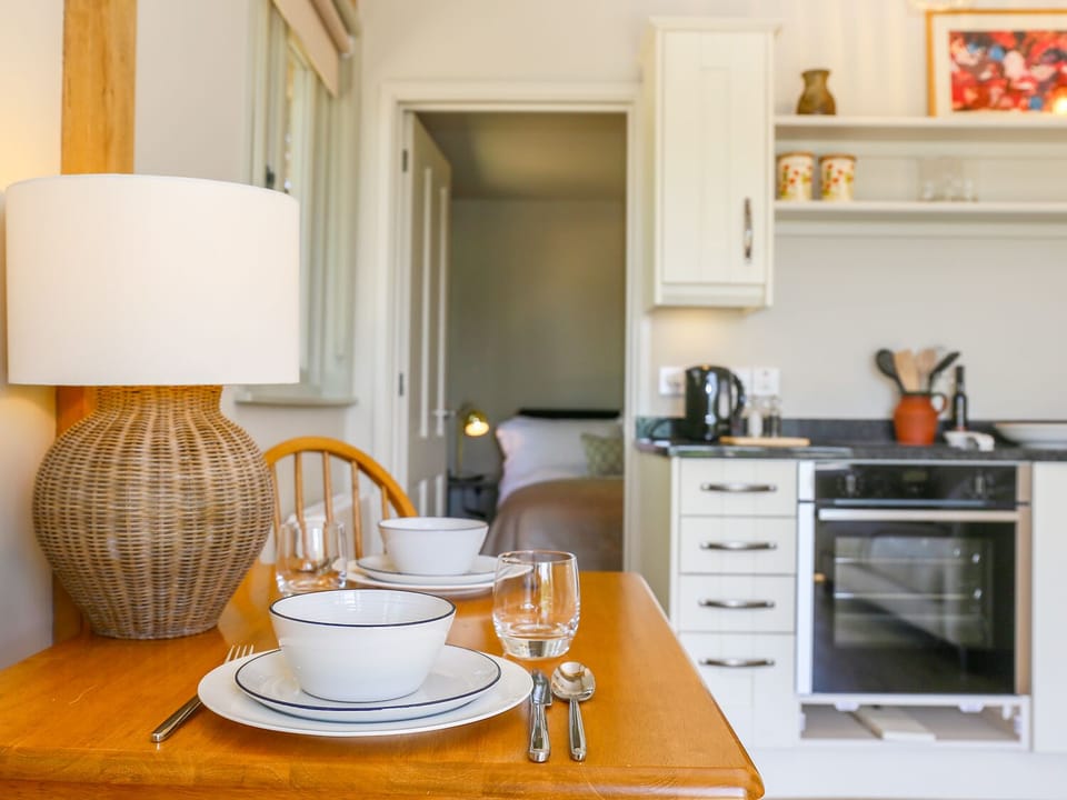 Cottage | Private kitchen | Fridge, oven, electric kettle, toaster