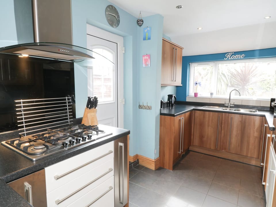Cottage | Private kitchen | Dishwasher, cookware/dishes/utensils
