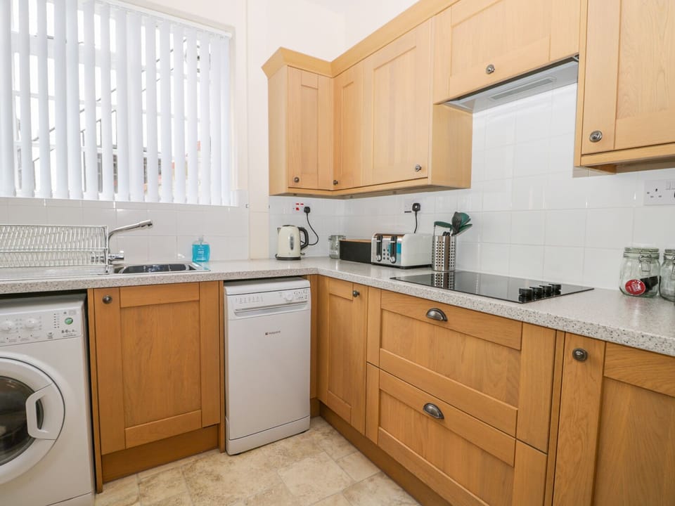Cottage | Private kitchen | Dishwasher, electric kettle, toaster, cookware/dishes/utensils