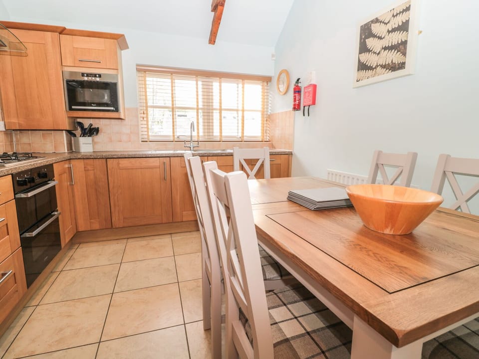 Cottage | Private kitchen | Fridge, dishwasher, cookware/dishes/utensils