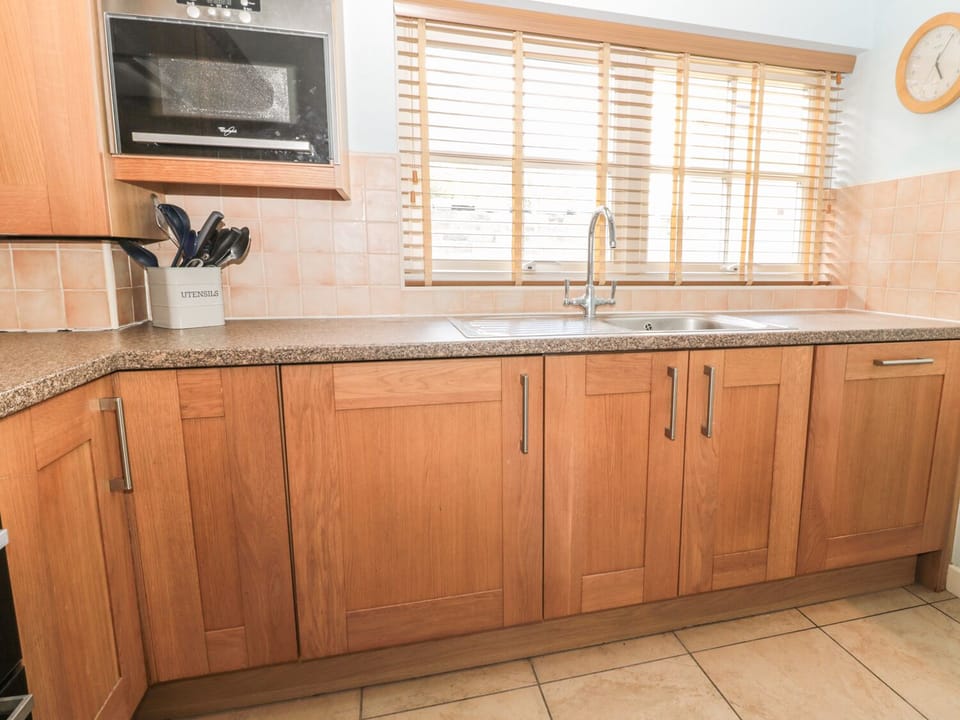 Cottage | Private kitchen | Fridge, dishwasher, cookware/dishes/utensils